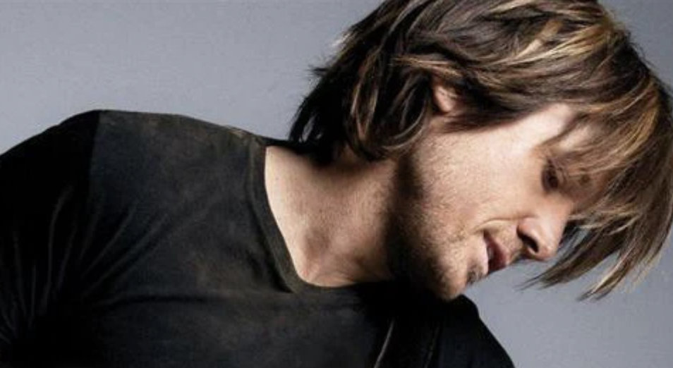 Keith Urban performs Chappell Roan's Pink Pony Club at Mar-a-Lago for Trump. Good or bad?